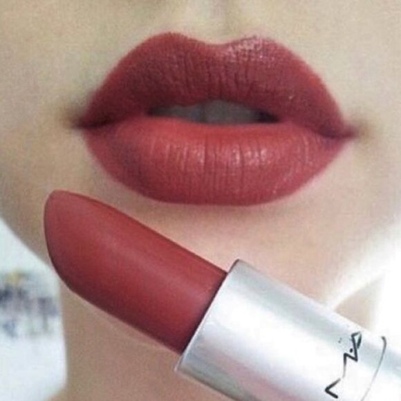 MAC DEVOTED TO CHILI 916 Lipstick NIB Powder Kiss - Picture 1 of 7